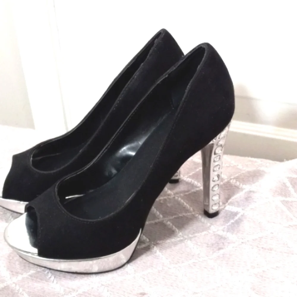 Vera Wang peep toe Gem Studded platform 4.75 Heel Size 6.5